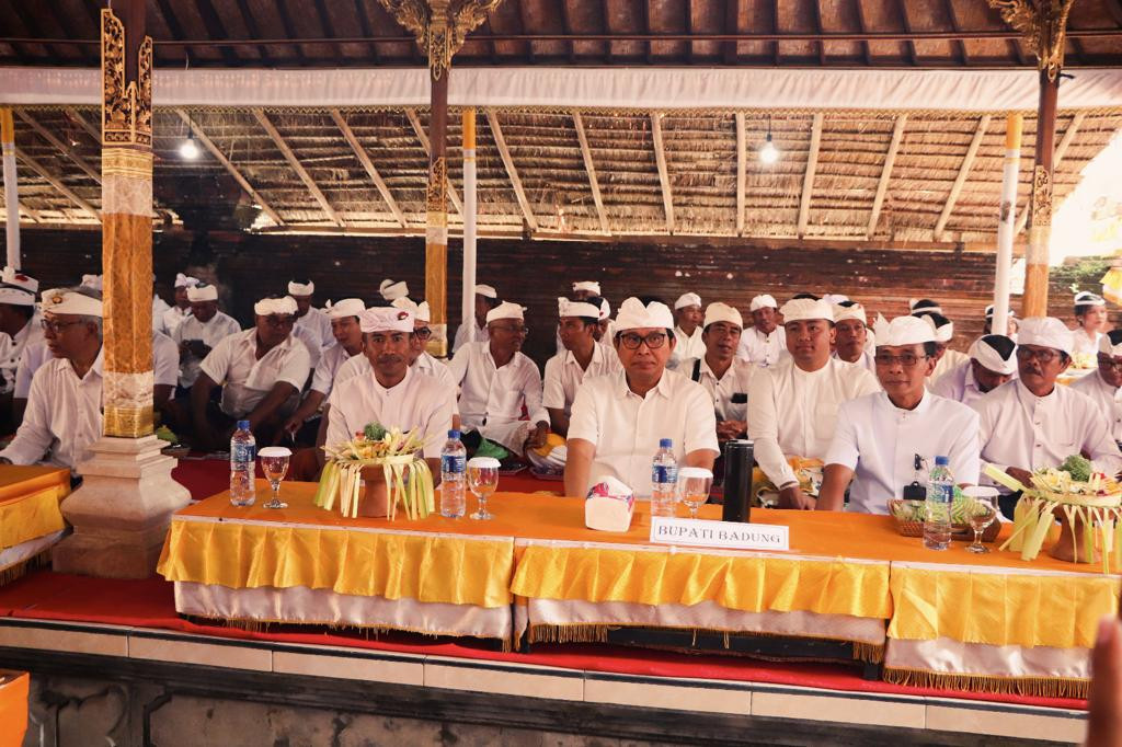 Sekda Adi Arnawa Hadiri Karya Tawur Balik Sumpah Pura Dalem Suargan Bongkasa